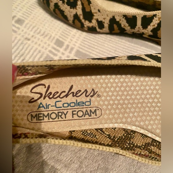 Skechers Air cooled memory foam cheetah print flats size 5.5 like new. - Picture 4 of 7